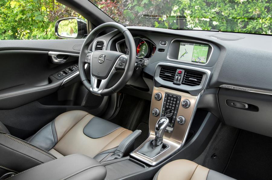 Интерьер Volvo V40 D3 Cross Country 2016 года  (WW) (фото 9 из 33)